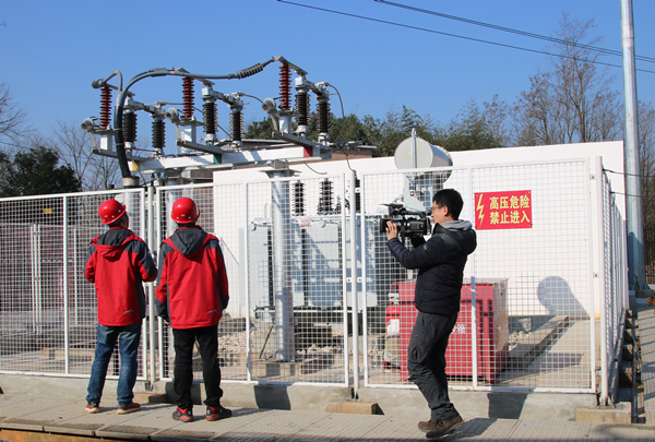 央視記者走進(jìn)懷寧”漁光一體“項(xiàng)目變壓站（600大小）.jpg