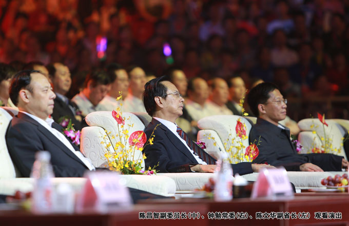 陳昌智副委員長(中)、鐘勉常委(右)、陳文華副省長(左) 觀看演出