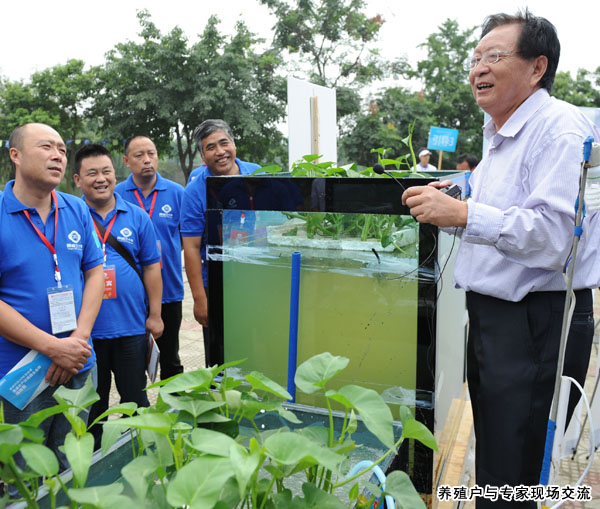 養(yǎng)殖戶與專家現(xiàn)場(chǎng)交流
