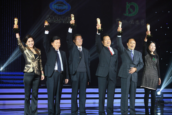 劉漢元主席(右二)上臺領獎