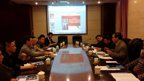 設施漁業工程研究所和農業部漁業局、省水產局等領導座談“365模式”之底排污、網箱魚體排泄物回收技術。